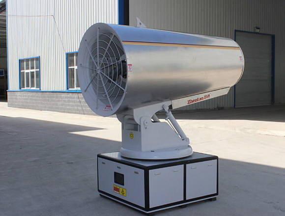 超細(xì)霧炮機(jī)是一種用于大范圍噴灑水霧來抑制灰塵和污染物的設(shè)備，主要應(yīng)用于建筑工地、礦場作業(yè)、廢料處理廠以及農(nóng)業(yè)灌溉等多個(gè)領(lǐng)域。